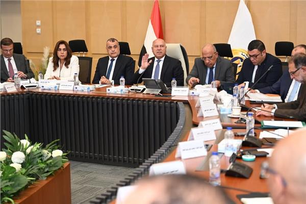 جانب من اجتماع المجموعة الوزارية للتنمية الصناعية