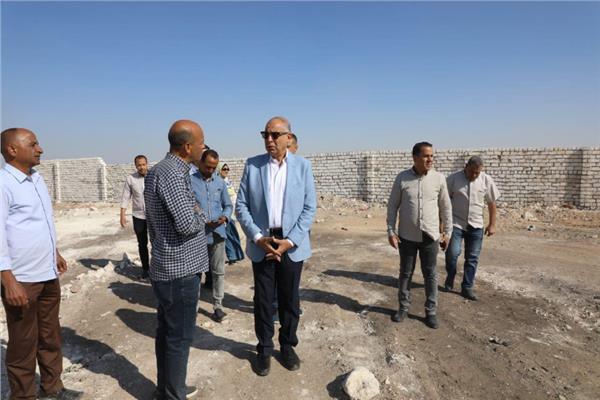 اللواء عماد كدواني، محافظ المنيا خلال الجولة