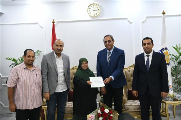 الدكتور خالد عبد الحليم، محافظ قنا يسلم عقود أراضٍ مملوكة للدولة
