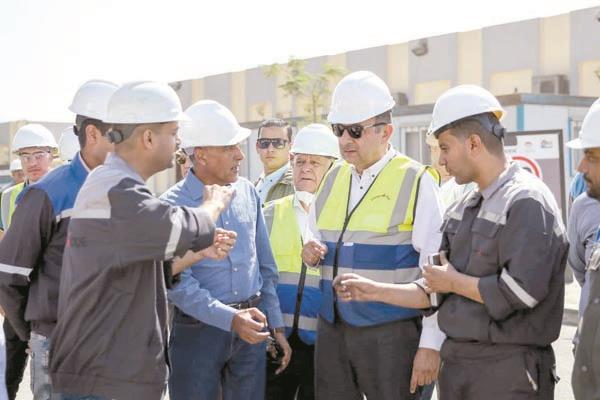 وزير قطاع الأعمال خلال جولته بالمصنع