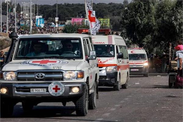 الصليب الاحمر في طريقه لتسلم رفات الأسرى بغزة