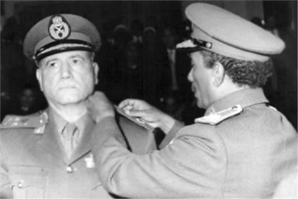 الرئيس محمد أنور السادات يقلِّد الفريق أول أحمد إسماعيل رتبة المشير