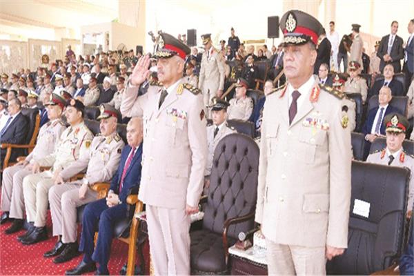 الفريق أول عبدالمجيد صقر يؤدي التحية العسكرية لطابور الخريجين