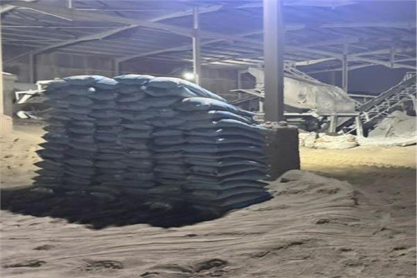 ضبط مصنع بدون ترخيص لإنتاج الأسمدة الزراعية المغشوشة بالجيزة