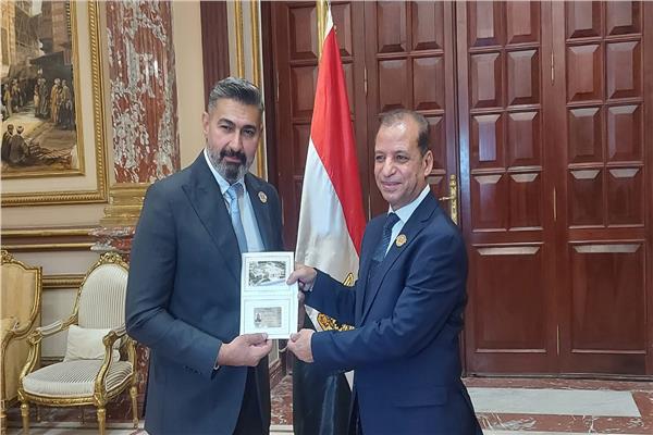 ياسر جلال اثناء تسلمه كارنية عضوية مجلس الشيوخ