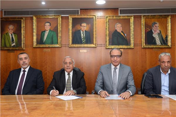 جانب من توقيع عقد لتأجير مساحات تخزينية مملوكة