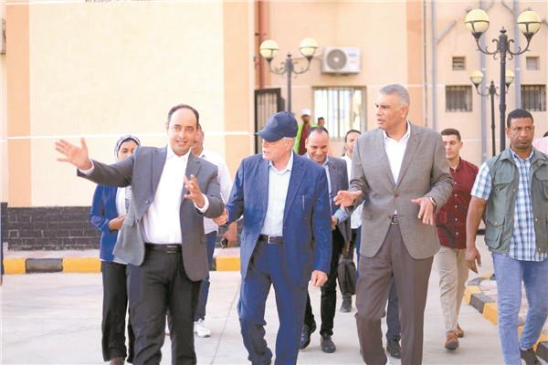 اللواء خالد فودة مستشار رئيس الجمهورية للتنمية المحلية خلال زيارته للمركز