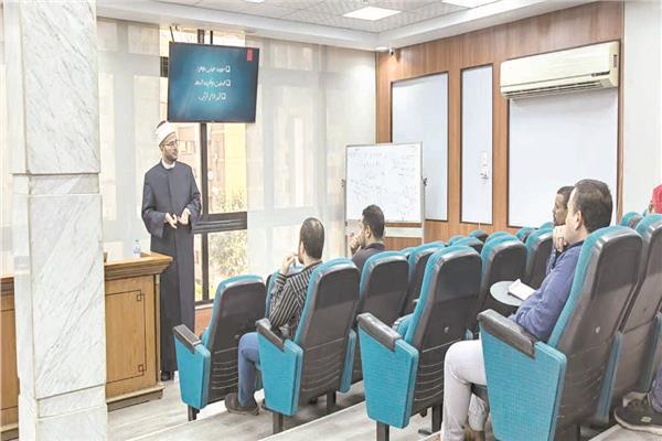 د. هشام ربيع خلال المحاضرة