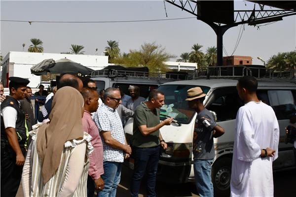 نائب محافظ أسوان يتابع ميدانياً إنتظام عمل مواقف السيرفيس