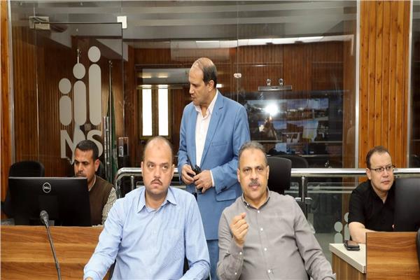 محافظ الشرقية يتابع عمل مواقف السيارات بالفيديو كونفرانس