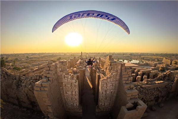 الطيران الشراعى والمظلي يزينان سماء البر الغربى للأقصر 
