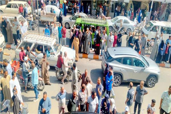 الأهالي يضبطون لصًا مسلحًا حاول سرقة محل ذهب في نجع حمادي