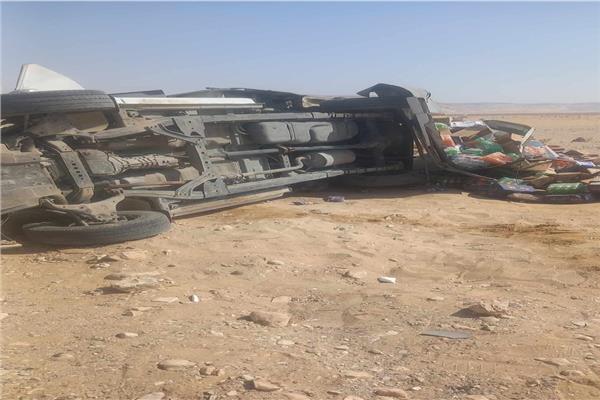 انقلاب سيارة نقل محملة بالمواد الغذائية في طريق نجع حمادي