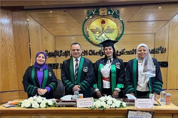 الباحثة أسماء فتحي مع لجنة المناقشة