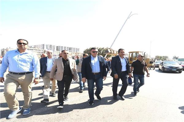 وزير الإسكان يتفقد الطرق والمحاور