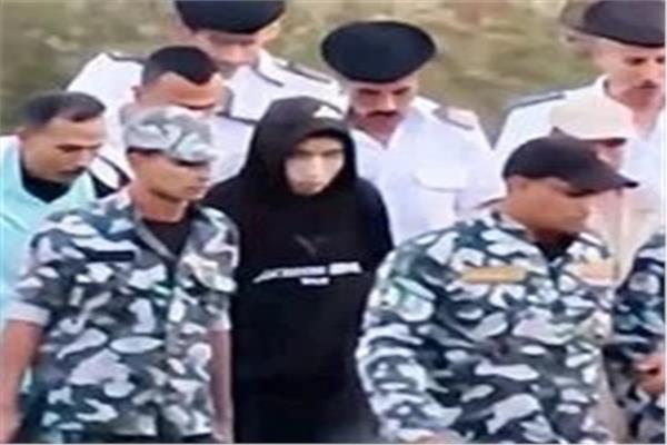 المتهم أثناء تمثيل الجريمة 