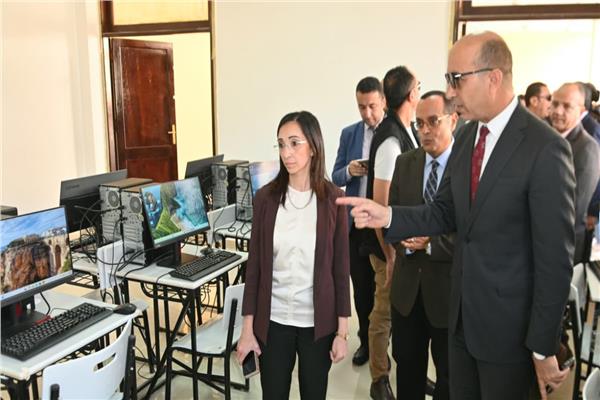 محافظ البحيرة ورئيس جامعة دمنهور يستقبلان طلاب  الجامعة الأهلية عقب إنطلاق الدراسة بها لأول مرة