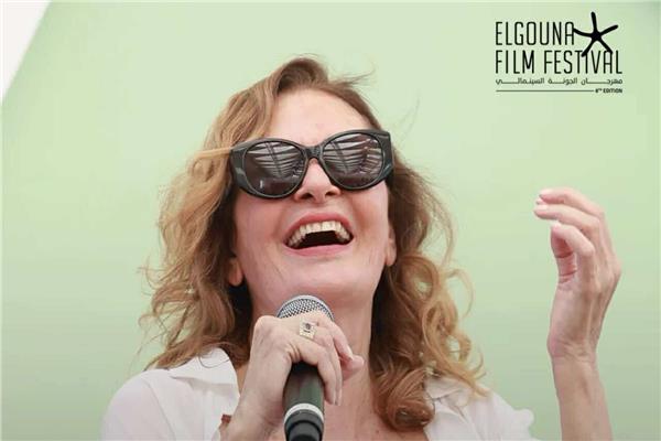 الفنانة يسرا