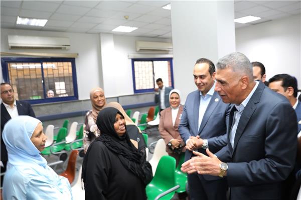 محافظ أسوان ورئيس هيئة الرعاية الصحية يتفقدان مركز الأورام