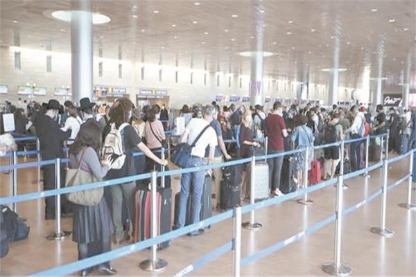 مشهد لمغادرين فى مطار بن جوريون بتل أبيب