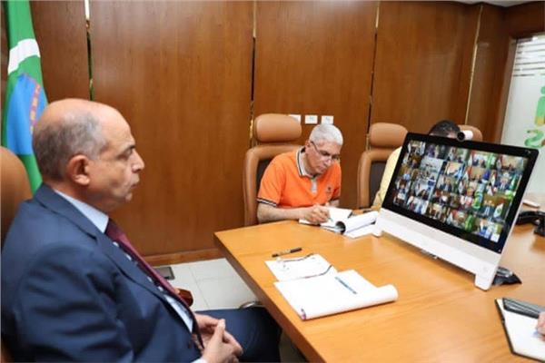 محافظ المنيا يشارك في اجتماع مجلس المحافظين عبر تقنية الفيديو كونفرانس