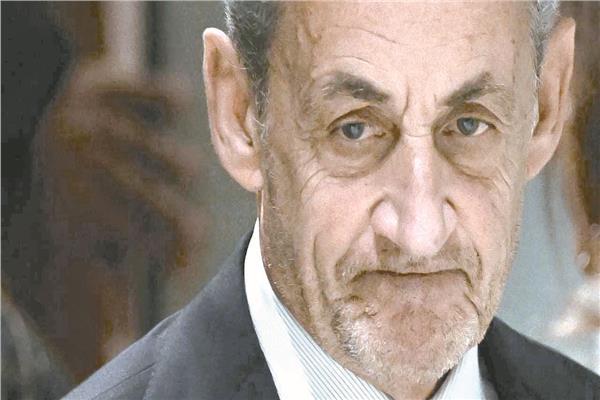 ساركوزى لحظة توجهه إلى السجن لقضاء عقوبته  