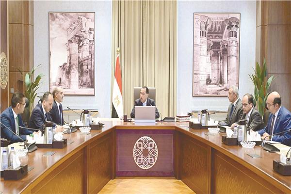 رئيس الوزراء خلال لقائه مع الرئيس التنفيذى لوكالة الفضاء المصرية