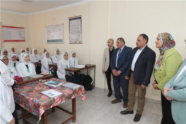 مدرسة ثانوية للتمريض 