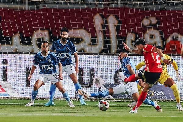 عاشور والشيبي خلال مباراة الأهلي وبيراميدز 