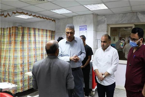 اللواء دكتور إسماعيل كمال محافظ أسوان على زيارة الطلاب المصابين بمستشفى أسوان الجامعى