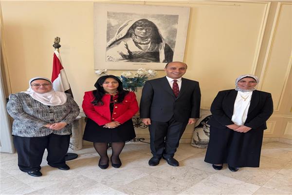 رئيس جامعة دمنهور يترأس وفداً  لزيارة المكتب الثقافي المصري بباريس