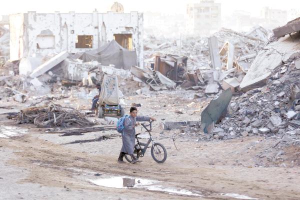 طفل فلسطينى فى طريقه إلى فصله الدراسي وسط الدمار