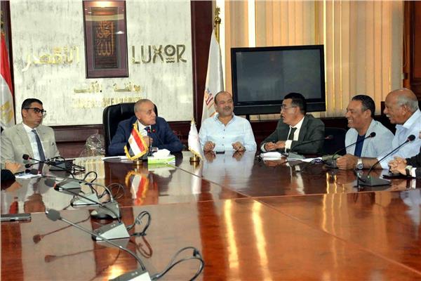 محافظ الأقصر يعقد اجتماعًا لتشديد الرقابة على الأسواق وضبط الأسعار 