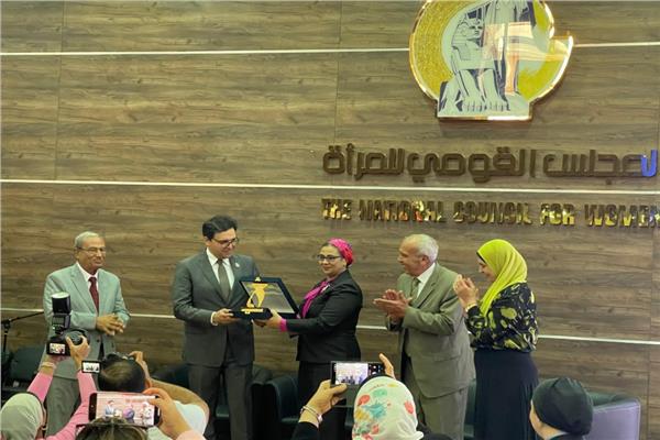أمل عمار تكرم وزير الثقافة أحمد فؤاد هنو في ندوة