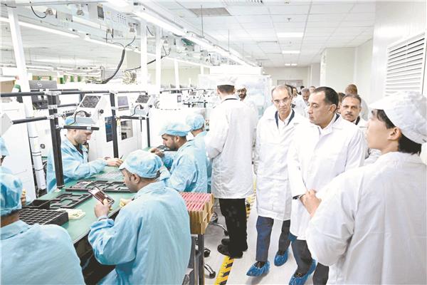 د. مصطفى مدبولى خلال افتتاح مصنع للهواتف الذكية بالعاشر من رمضان