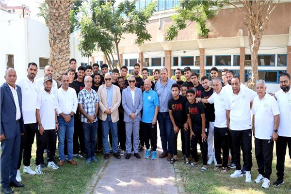 محافظ الإسماعيلية يؤدي شعائر صلاة الجمعة بمسجد النادي الإسماعيلي