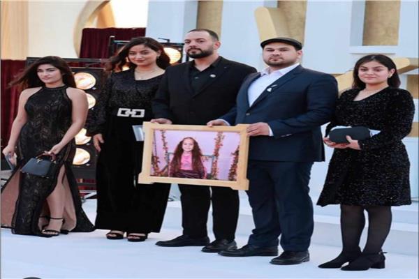 صناع فيلم «اغمضي عينك ياهند» في ختام حفل مهرجان الجونة السينمائي
