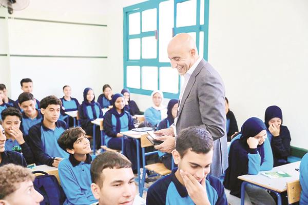 وزير التعليم أثناء متابعته اليوم الدراسي في إحدى مدارس الإسكندرية