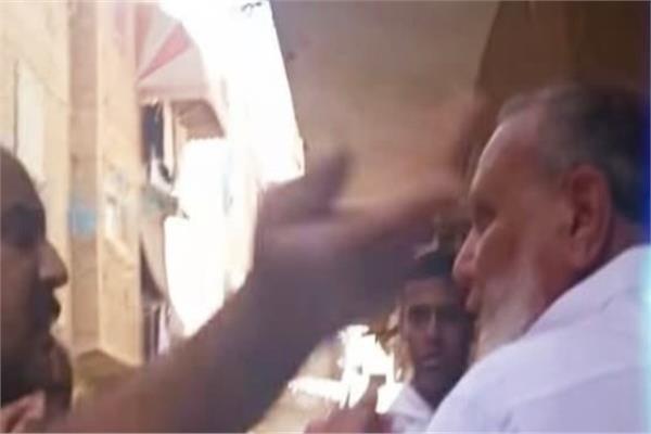 صفع أحد الشباب لرجل مسن في السويس