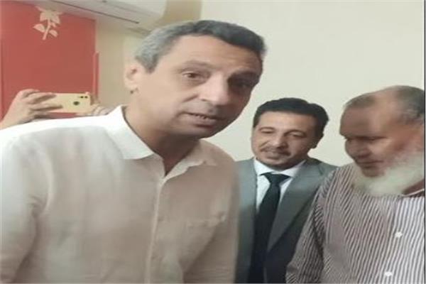 محافظ السويس يزور غريب مبارك المسن المعتدى في منزله