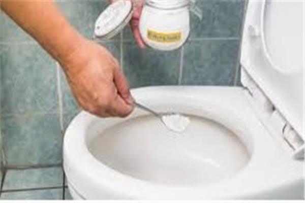 حلول فعالة وآمنة لإزالة انسداد المرحاض دون الحاجة لفني