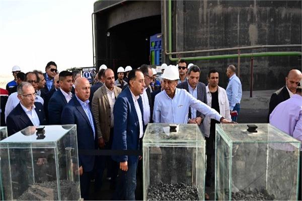 رئيس الوزراء يفتتح مصنع لإنتاج المواسير الصلب والأثاث المعدني 