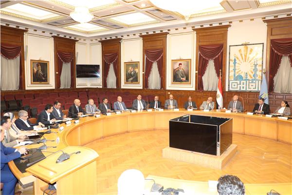 محافظ القاهرة يعقد اجتماعا مع ممثلي الغرفة التجارية     