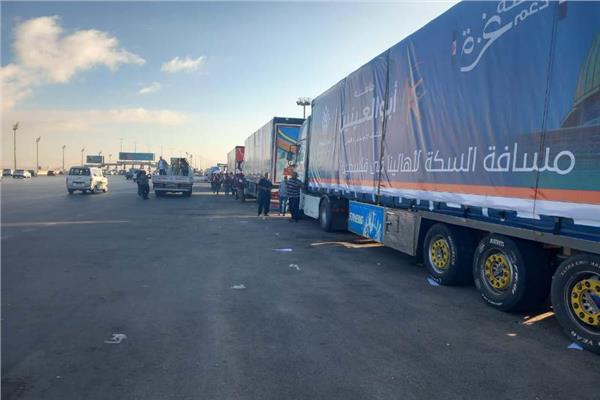 اصطفاف شاحنات المساعدات الإنسانية أمام معبر رفح