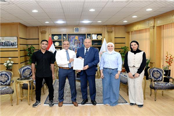 رئيس جامعة المنصورة يستقبل فريق مركز الحفريات الفقارية
