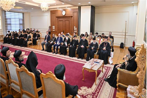 البابا تواضروس يلتقي وفود العائلتين الأرثوذكسيتين 