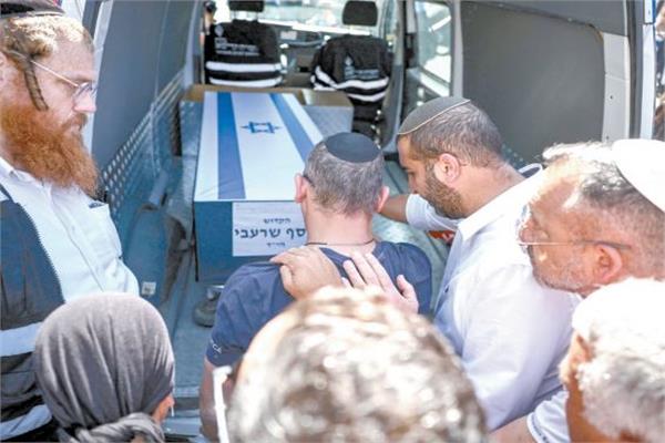 عائلة إسرائيلية تتسلم جثة رهينة
