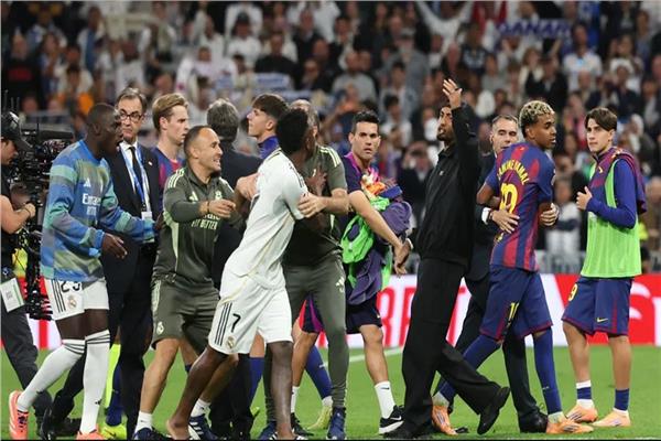 جانب من مشادة لاعبي الكلاسيكو