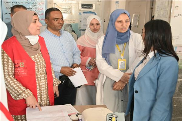 محافظ البحيرة تتفقد وحدة طب الأسرة بقرية المجد بالرحمانية وتشيد بجهود  الفريق الطبى 