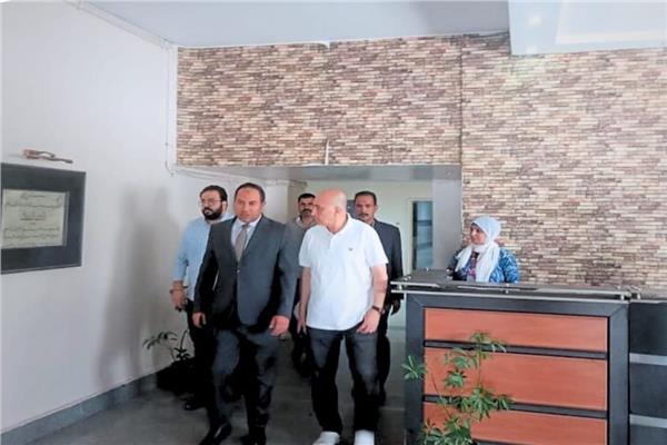  رئيس المؤسسه العلاجية في جوله تفقديه بمستشفي هليوبوليس       